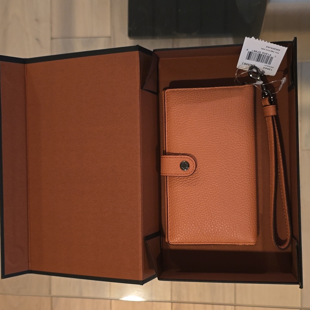 NWT Coach Wristlet Wallet, Sz 6”x3.5” - Picture 3 of 7